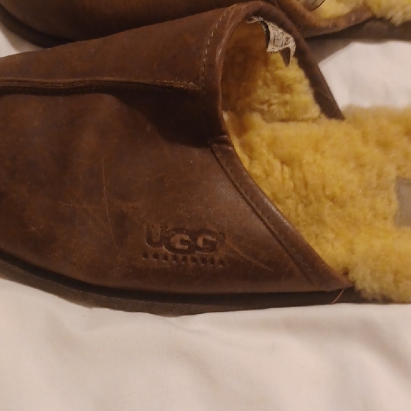 UGG Brown Slippers with Soft Leather and Slip-On Design - Picture 5 of 7